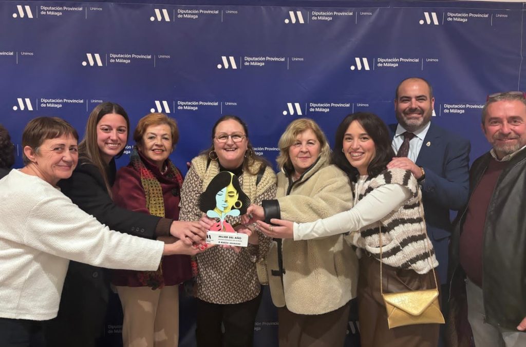 Noemi Gonzalez en el centro acompañada por compañeras de Asociación AMY, Jose María Rodriguez alcalde de Yunquera Arantxa Diaz Ruiz concejala de igualdad